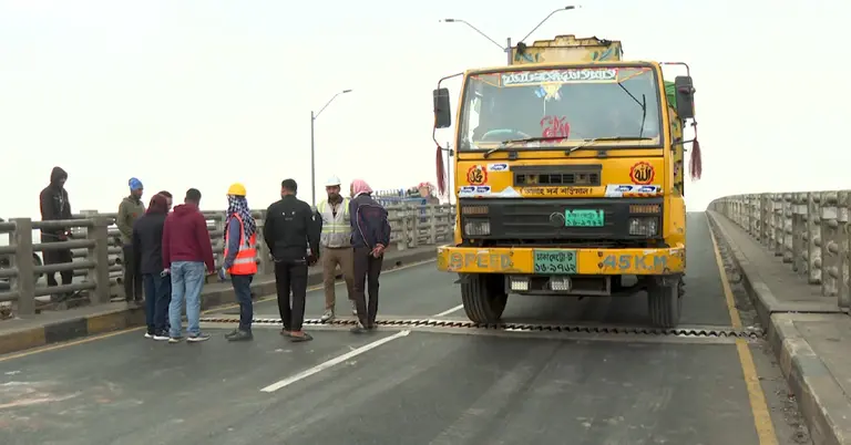 গোমতী সেতুতে মেরামতের কাজ চলছে